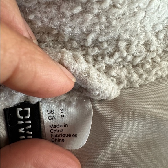 H&M Lightweight Beige Shearing Textured Button Front Shacket Jacket Size: Small - Picture 9 of 15